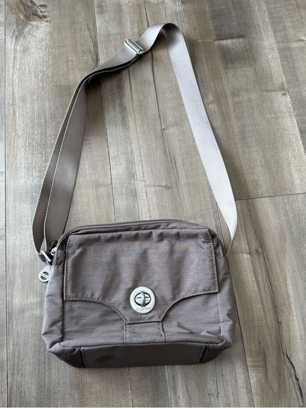 Baggallini Taupe Medium Horizontal Crossbody Flap Pocket Double Zipper Medium